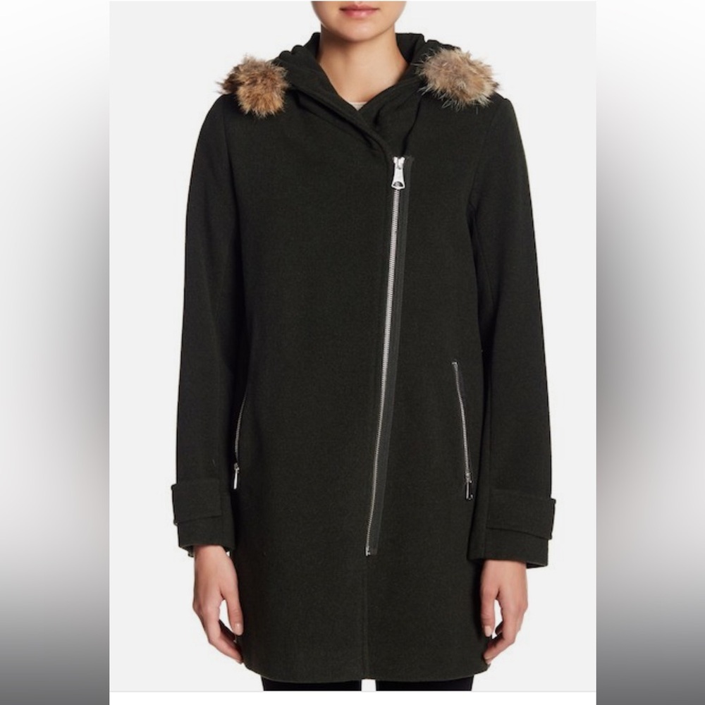 Stylish Black Coat with Faux Fur Hood